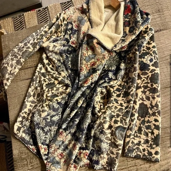 Johnny Was Fleece Hooded Cardigan. - Picture 3 of 7